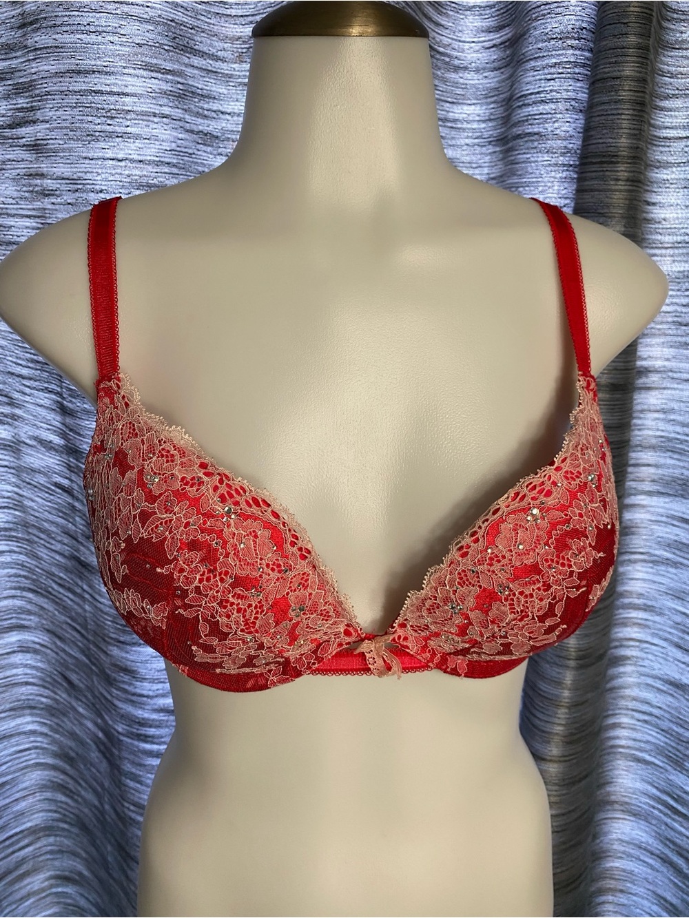 Victoria’s Secret Dream Angels
Push-up Bra 34C
Red with white lace overlay